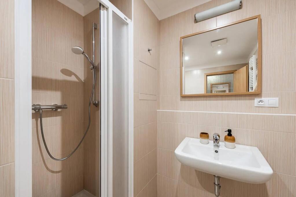 Apartment W/ Free Garage Parking Прага Екстериор снимка