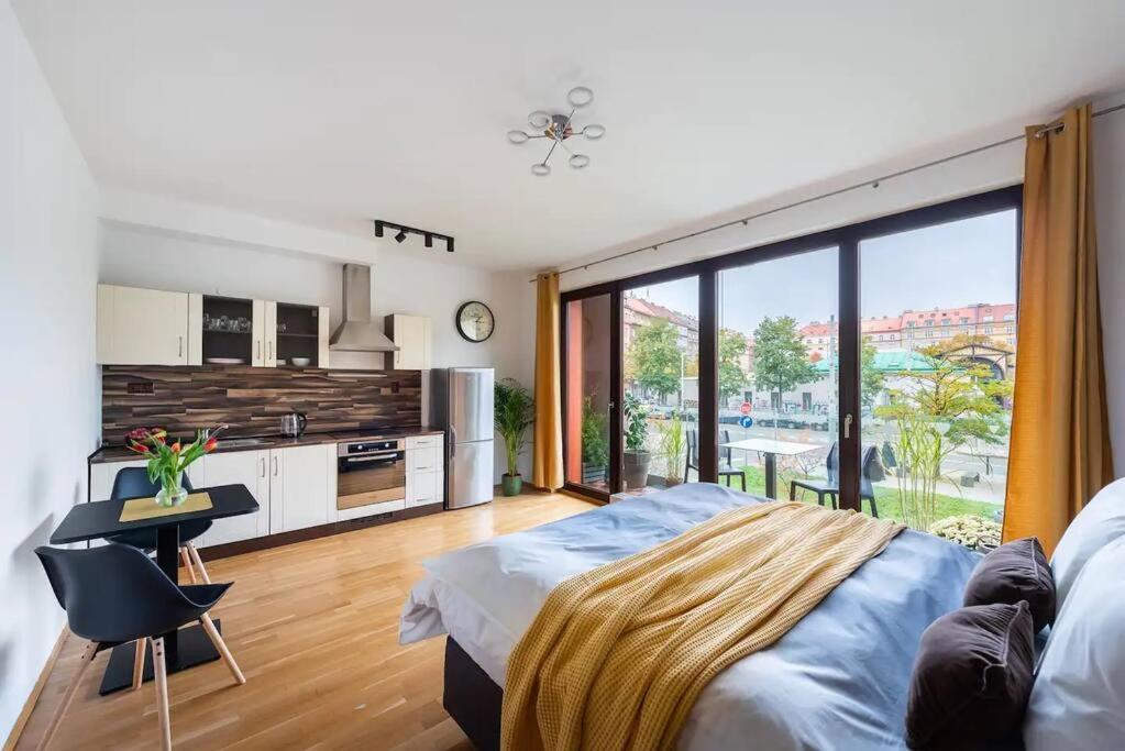 Apartment W/ Free Garage Parking Прага Екстериор снимка