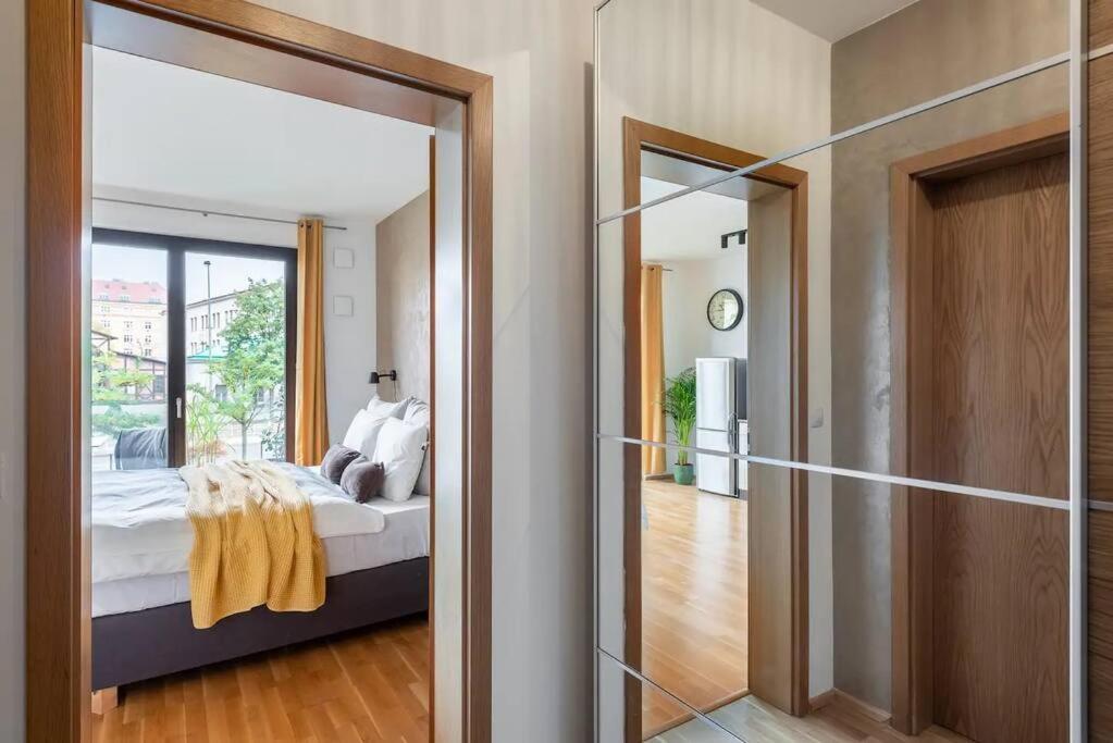 Apartment W/ Free Garage Parking Прага Екстериор снимка