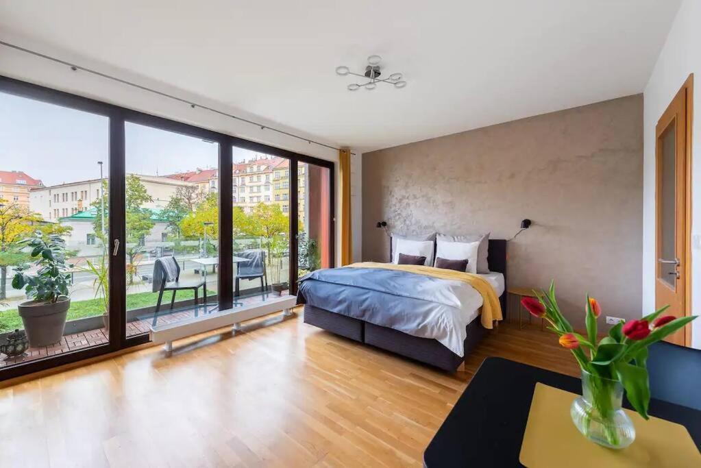 Apartment W/ Free Garage Parking Прага Екстериор снимка