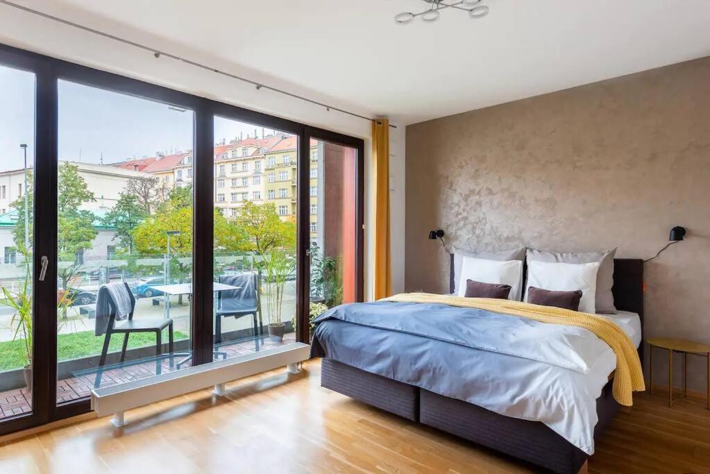 Apartment W/ Free Garage Parking Прага Екстериор снимка